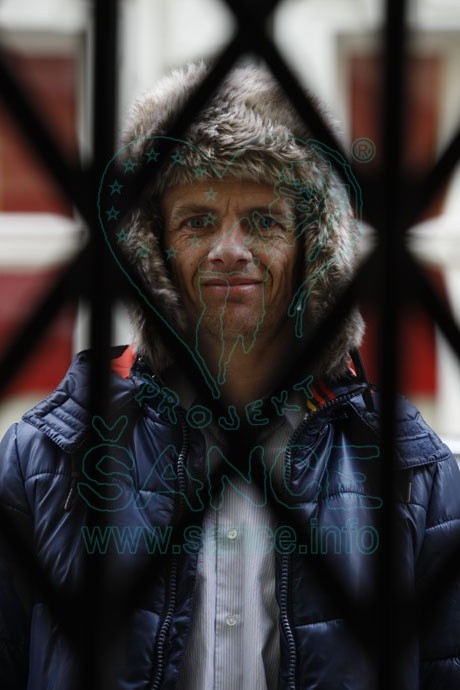 Ty mříže před Karlem nejsou náhodou, i když to nejsou ty, kterých se nejvíc bojí…